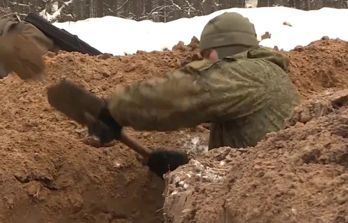 Группа разнорабочих попала под обстрел в Белгородской области во время рытья окопов