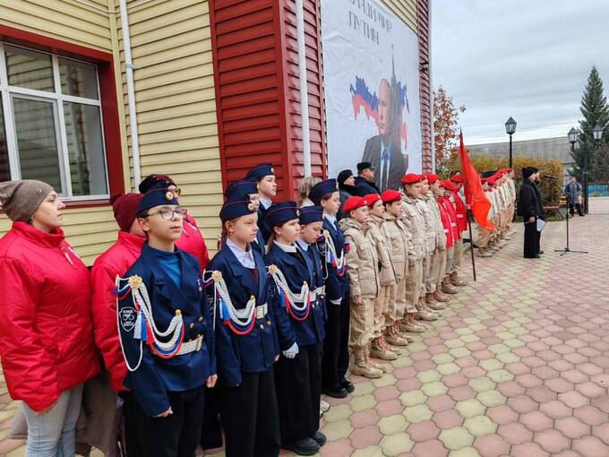 В Тюменской школе торжественно открыли баннер с портретом Путина qridrdittidqqkmp