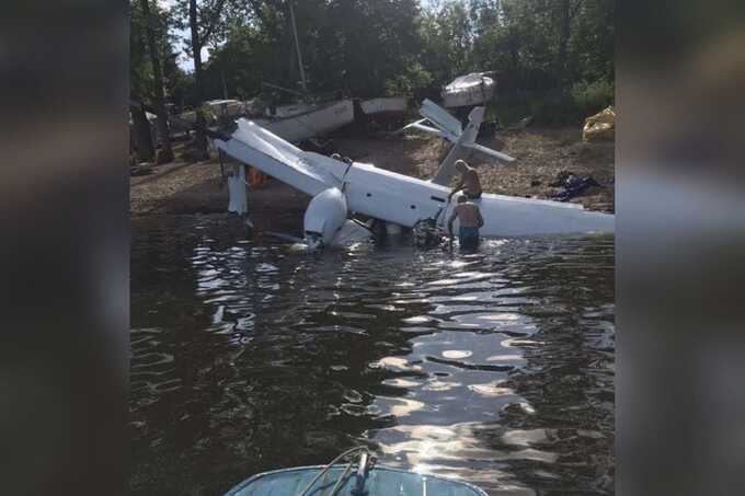 В российском городе легкомоторный самолет перевернулся на воде