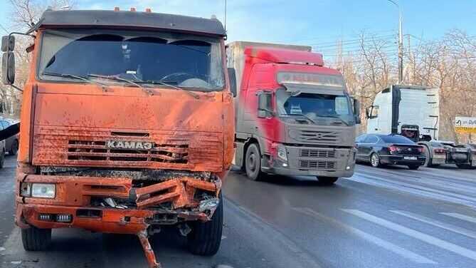 Очевидец описал последствия столкновения маршрутки с КамАЗом в Волгограде