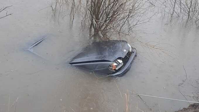 Во Владимирской области парень хотел утопиться вместе с машиной из-за долгов