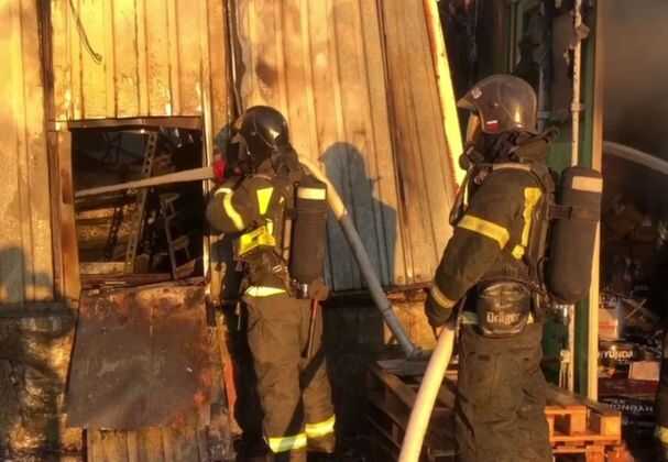 Склад с автозапчастями загорелся на западе Москвы