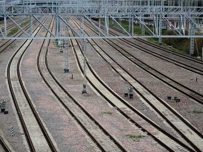 На железнодорожных путях в Подмосковье обнаружили предмет, похожий на гранату