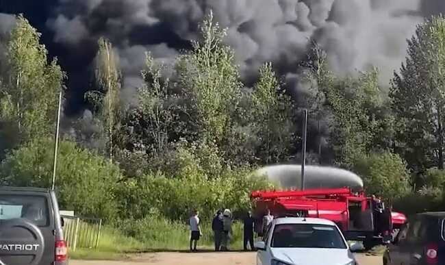 Под Ярославлем горел склад с обувью