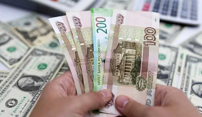Центробанк предложил отпустить курс рубля из-за снижения доходов бюджета