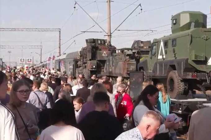В России запустили агитационный поезд с американской техникой из Украины в честь Дня Победы
