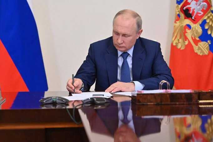 Путин подписал несколько репрессивных законов, ужесточающих внутреннюю политику