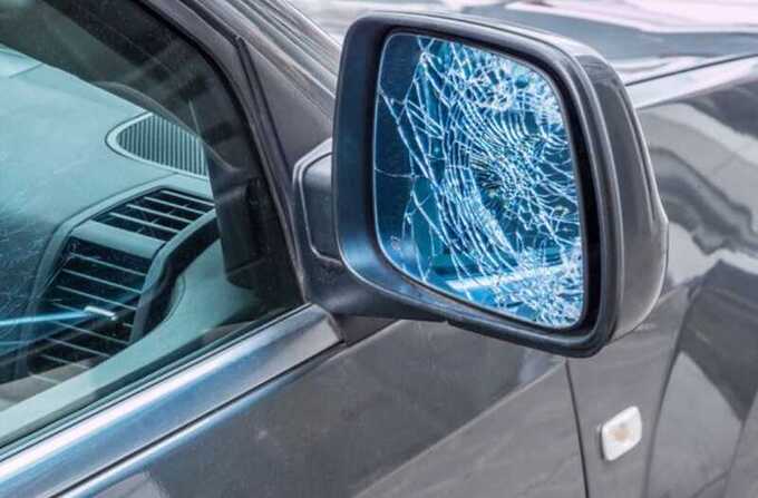 В Москве водитель автомобиля с мигалкой разбил зеркало дубинкой из-за медленного манёвра другой машины