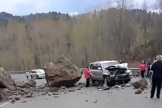 В Приморье на дорогу упали камни — пострадали автомобили