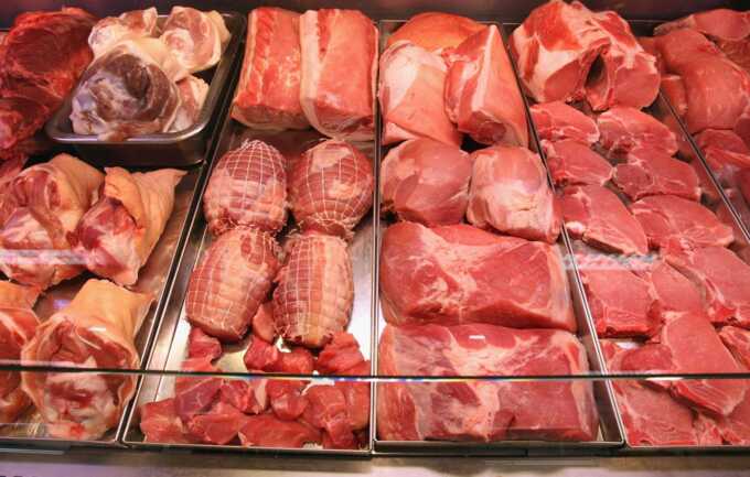 Компания «Мираторг» могла допустить наличие инфекции в своих мясных продуктах, что ставит российских потребителей под угрозу отравления