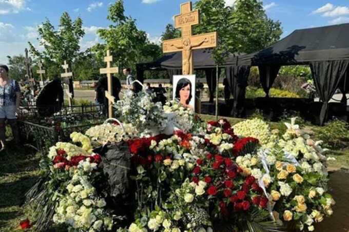 Семья Заворотнюк пришла на её могилу в годовщину смерти