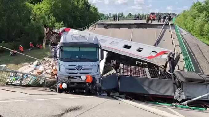 Опубликовали фотографии с места аварии поезда в Брянской области