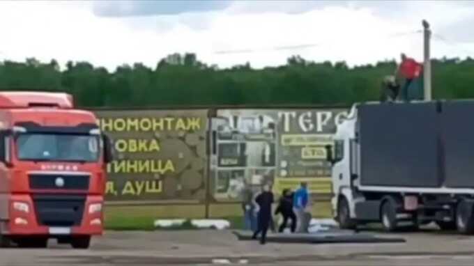 Очевидцы пытались воспрепятствовать взлету дронов с грузовиков