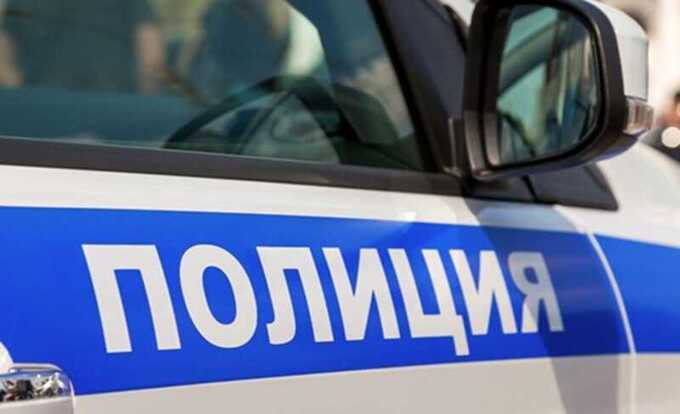 ФСБ и полиция осматривают подозрительный автомобиль в центре Москвы