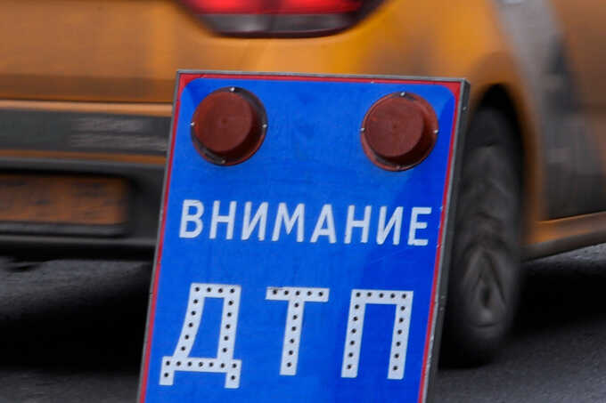 В Москве на скоростной трассе произошла авария с участием двух грузовиков и автомобиля Infiniti