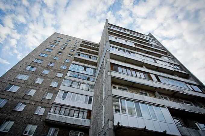 На балконе одного из многоэтажных домов в Екатеринбурге заметили двух обнажённых мужчин