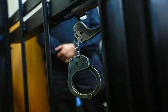 В бакинском суде перед журналистами показали избитых россиян, находящихся в клетке
