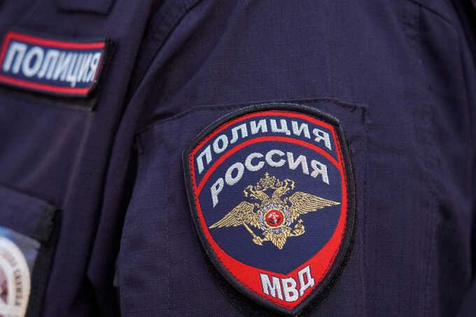 В Ленинградской области мужчина попытался скрыться от полиции, но случайно забежал прямо в здание МВД