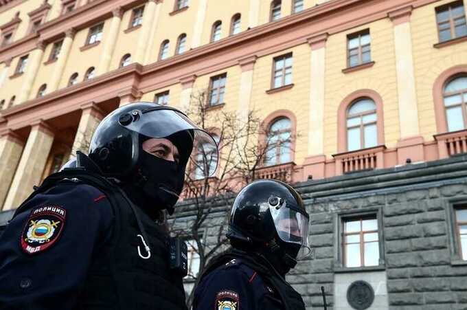Сотрудники силовых структур провели обыски у представителей СМИ и правозащитников в нескольких регионах России
