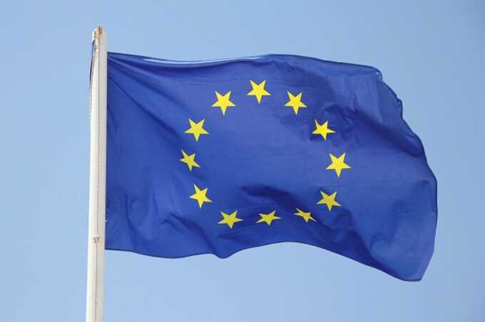 Евросоюз уменьшает предельную цену на российскую нефть и блокирует операции с 22 российскими банками