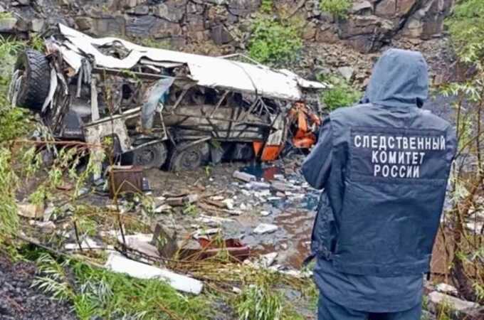 В Якутии вахтовый автобус упал с обрыва