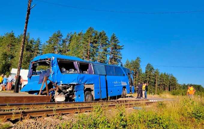 Причина столкновения поезда с автобусом в Ленобласти — выезд на переезд при красном сигнале