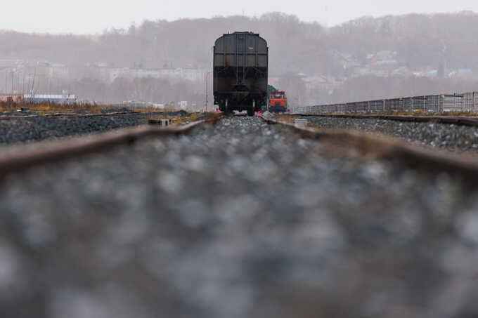 После нападения в Ростовской области загорелась железнодорожная станция