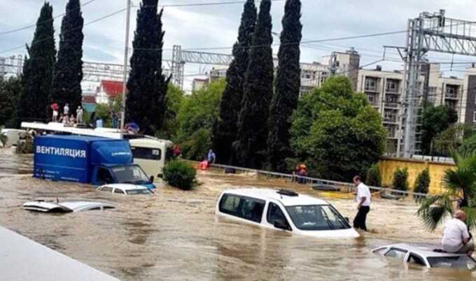 Сильные дожди в Сочи затопили улицы и части города