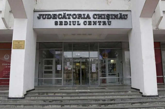 В кишинёвском суде мужчина напал на судью и ударил его газовым ключом